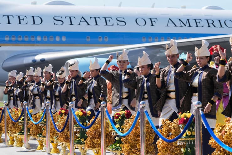 דונלד טראמפ מגיע לביקור ב מלזיה