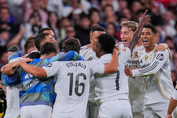 חזרו לנצח בקלאסיקו אחרי שנה וחצי. שחקני ריאל מדריד חוגגים (צילום: AP Photo/Manu Fernandez) שחקני ריאל מדריד חוגגים