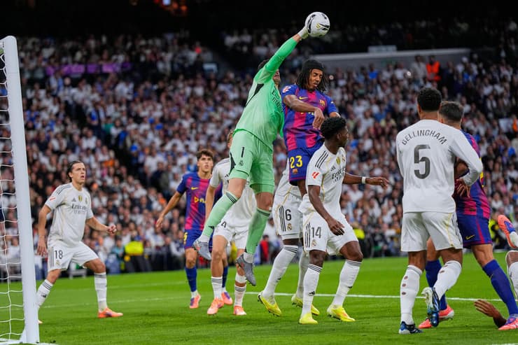 טיבו קורטואה מרחיק כדור שהוגבה לרחבה (צילום: AP Photo/Manu Fernandez) טיבו קורטואה מרחיק