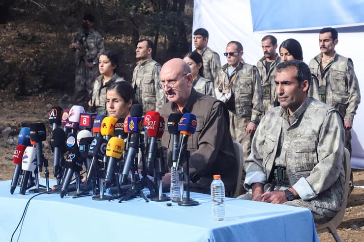 הבכיר הכורדי סברי אוק בהצהרת המחתרת בצפון עיראק (צילום: Shwan MOHAMMED / AFP) המחתרת הכורדית מודיעה על נסיגה מ טורקיה לצפון עיראק PKK כורדים