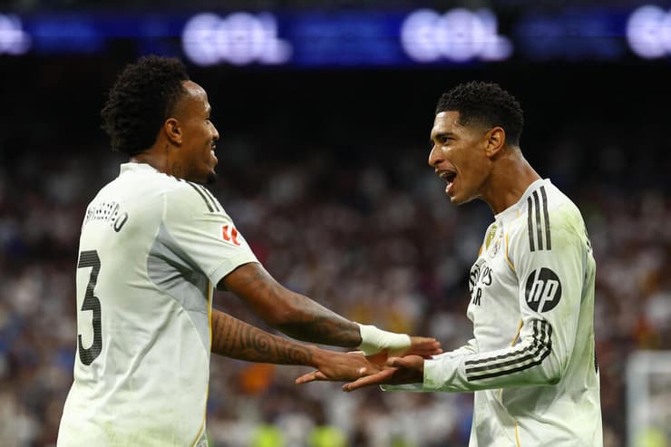 "חזר להבריק". בלינגהאם חוגג עם אדר מיליטאו (צילום: REUTERS/Susana Vera) שחקן ריאל מדריד ג'וד בלינגהאם עם אדר מיליטאו