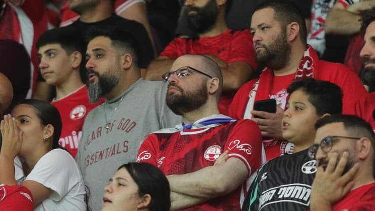 איתן ביציע (צילום: מאיר אבן חיים) איתן הורן ביציע במשחק של הפועל באר-שבע נגד בני ריינה