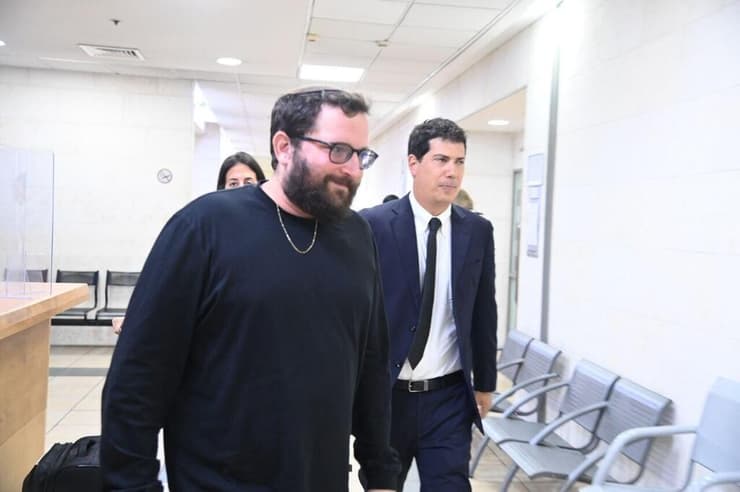 אוריך ופרקליטו עו"ד חדד בבית המשפט. בית המשפט דחה את בקשת המשטרה להמשיך להחזיק בניידים שלו (צילום: יאיר שגיא) יונתן אוריך בבית משפט השלום בראשל"צ