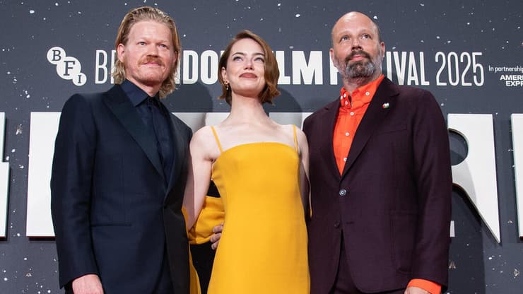 בפרימיירה של "בוגוניה", מימין לשמאל: הבמאי יורגוס לנתימוס, והכוכבים אמה סטון וג'סי פלמונס (צילום: Jeff Spicer/Getty Images for BFI) בפרימיירה של "בוגוניה", מימין לשמאל: הבמאי יורגוס לנתימוס, והכוכבים אמה סטון וג'סי פלמונס