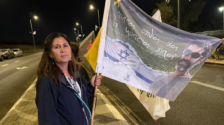 יעל אדר מחכה לשיירה יעל אדר, אמו של תמיר אדר ז״ל, הגיעה לצומת נחל עוז ללוות את השיירה