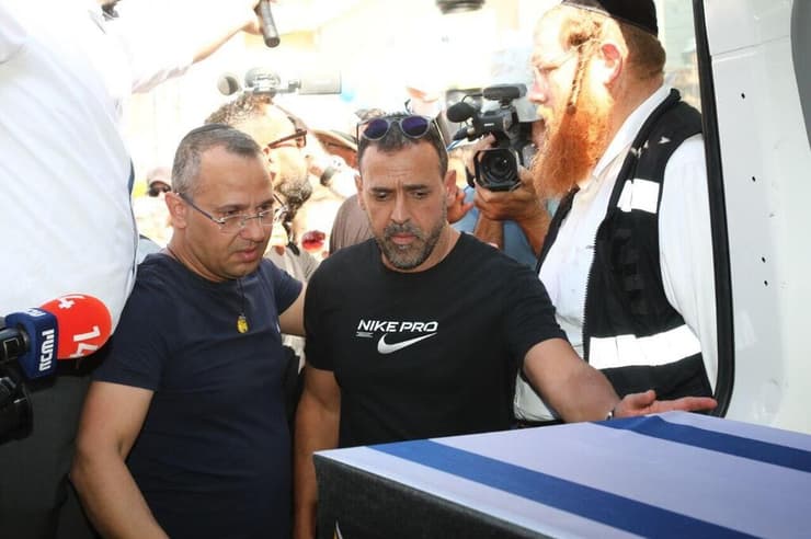 אלי ושרון שרעבי במסע הלוויה לאח יוסי (צילום: מוטי קמחי ) אלי ושרון שרעבי במסע ההלוויה של יוסי ז"ל