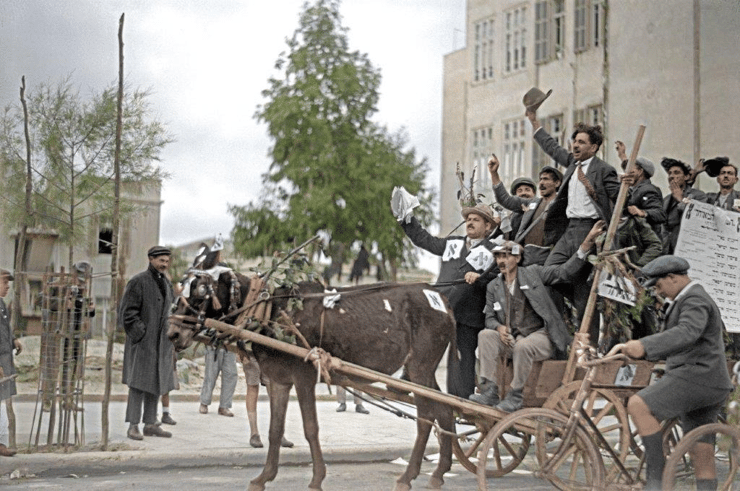 הבחירות לעיריית תל אביב, 1928 (צילום: יוסף שוויג, ארכיון הצילומים של קק"ל. צביעה: תמר הירדני) חיילים שחזרו משבי הגרמנים, 1944