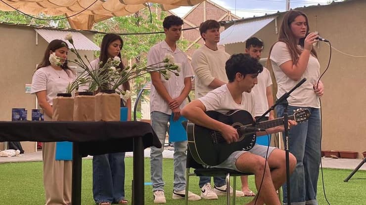 מסיבת הסיום של תלמידים מנופי הבשור (צילום: מועצה אזורית אשכול) מסיבת הסיום של תלמידים מנופי הבשור שחברתם לשכבה, מור מאיר, נרצחה בנירים עם אביה