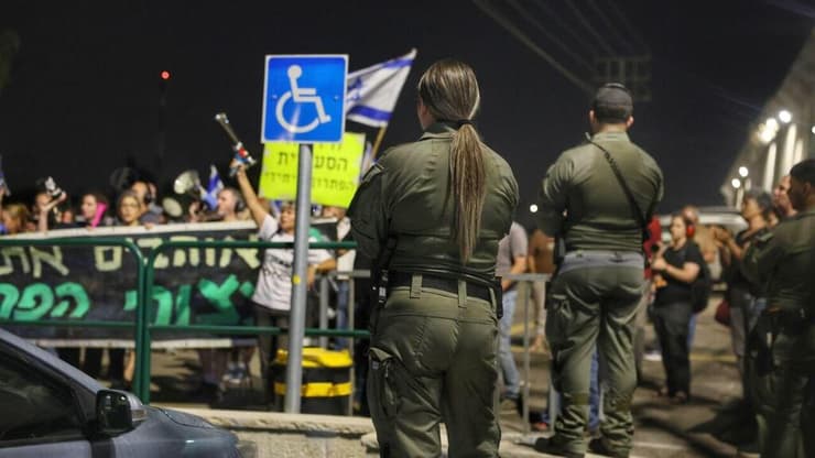 הפגנה מחוץ לבית המעצר בהדרים לקראת שחרור הנאשמים בהצתת הפחים בירושלים למעצר בית