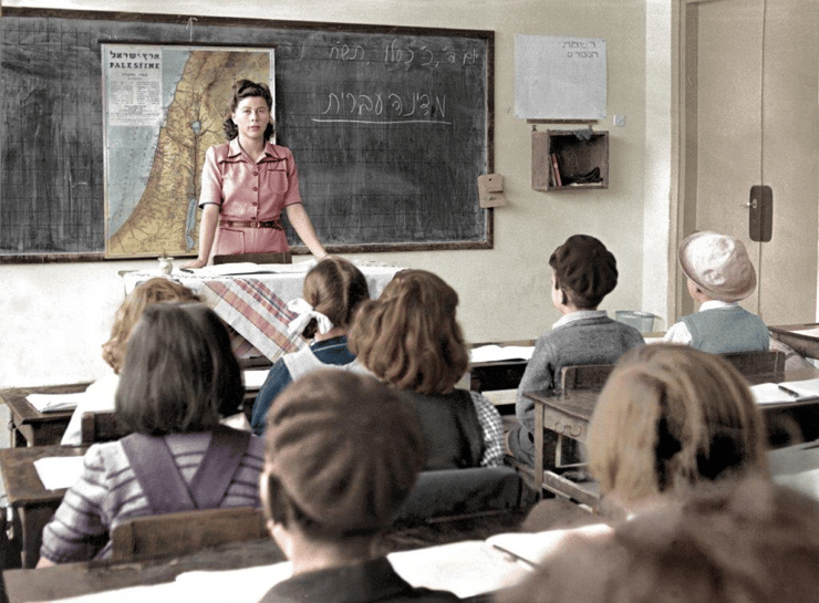 שיעור גיאוגרפיה, 1947 (צילום: זלוטן קלוגר, ארכיון הצילומים של קק"ל. צביעה: תמר הירדני) שיעור בגימנסיה הרצליה