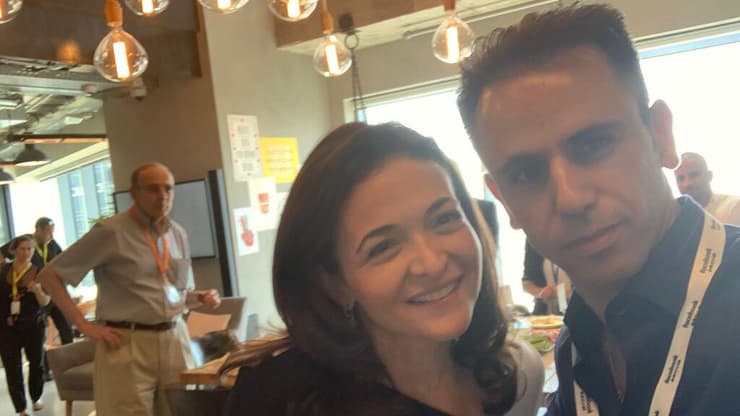 ביחד עם שריל סנדברג, לשעבר סמנכ"לית התפעול של מטא (פייסבוק). ביקשה להיפגש איתו במיוחד