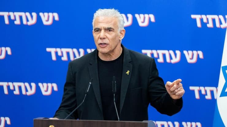 "אף אחד לא מעל החוק". יו"ר האופוזיציה יאיר לפיד (צילום: שלו שלום ) יאיר לפיד בישיבת הסיעה של יש עתיד