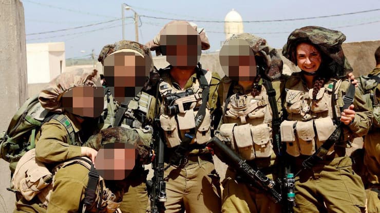 "אחרי 3 שנים של דאגה, דווקא פה כאזרחית היא נחטפה ונרצחה". ענבר עם הפלוגה (צילום: באדיבות המשפחה ) ענבר היימן ז"ל בשירותה הצבאי