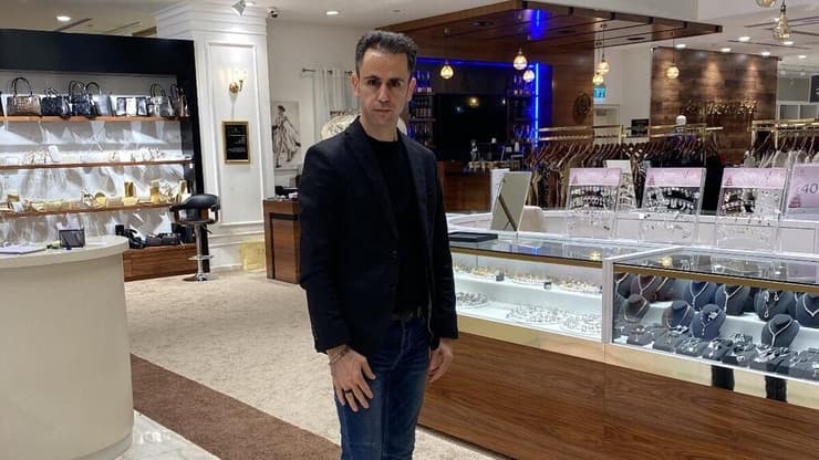  מאמין בדו-קיום. זאיד בחנות 