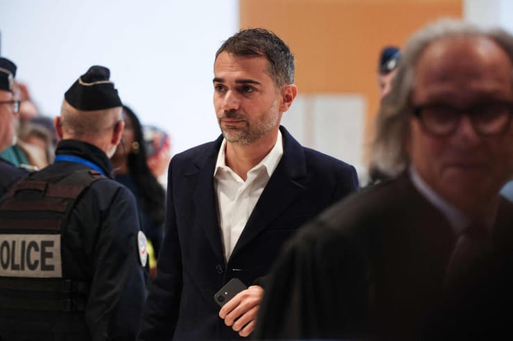 הנאשם אורליין פוארסו-אטלן. חשבונו ברשת X הושעה (צילום: Guillaume BAPTISTE / AFP) צרפת אורליין פוארסו-אטלן עומד לדין על הפצת שמועות ש בריז'יט מקרון היא גבר