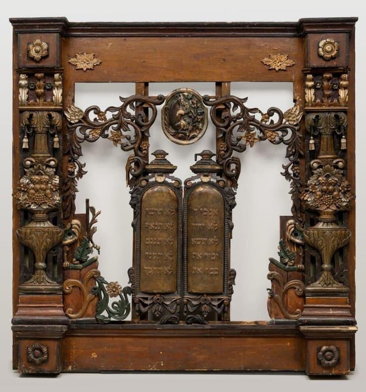 חלק מארון הקודש העתיק (צילום: יד ושם) חלק מארון הקודש העתיק