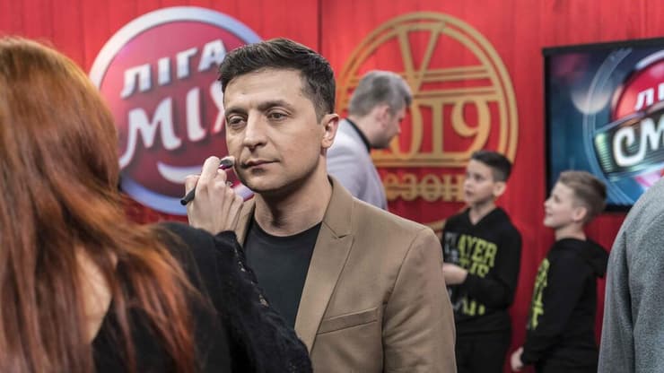 וולדומיר זלנסקי בצילומים לסדרה הקומית שלו. האשמות על קשרים והעדפת מקורבים (צילום: Brendan Hoffman/Getty Images) וולדומיר זלנסקי בצילומים לסדרה הקומית שלו ב-2019