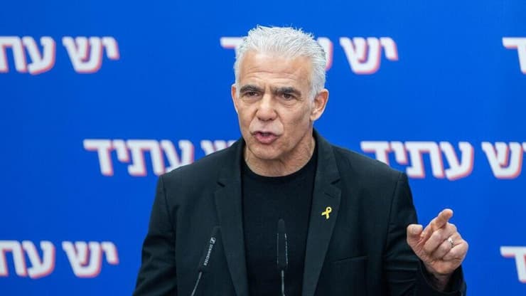 לפיד. "נתניהו לא יכול להמשיך לשתוק, זו חרפה" (צילום: שלו שלום ) יאיר לפיד בישיבת הסיעה של יש עתיד