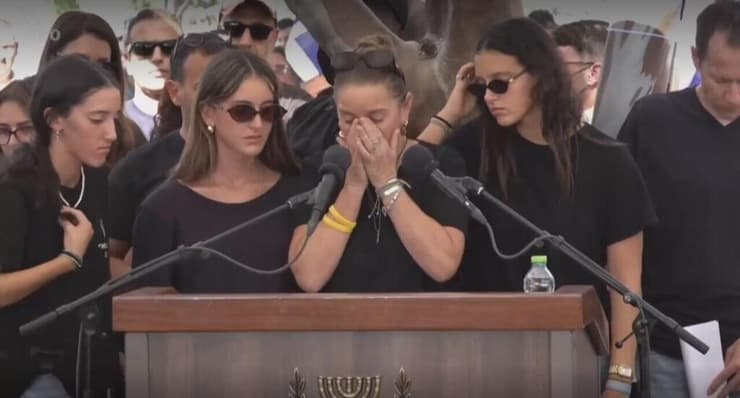 נירה שרעבי בהלוויית בעלה יוסי. "כואבת אותך, כאב של מלאכים" ( צילום: לע"מ) נירה שרעבי בהלווייתו של יוסי ז"ל