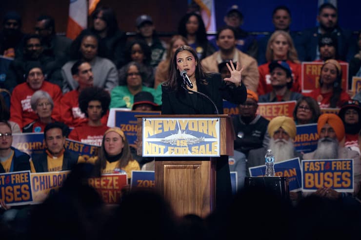 אלכסנדרייה אוקסיו-קורטז בעצרת בקווינס, הלילה. קראה להעביר "מסר לטראמפ" (צילום: ANDRES KUDACKI / GETTY IMAGES NORTH AMERICA / AFP) ארה"ב ניו יורק עצרת של זוהראן ממדאני בחירות ראשות העיר אלכסנדרייה אוקסיו קורטז