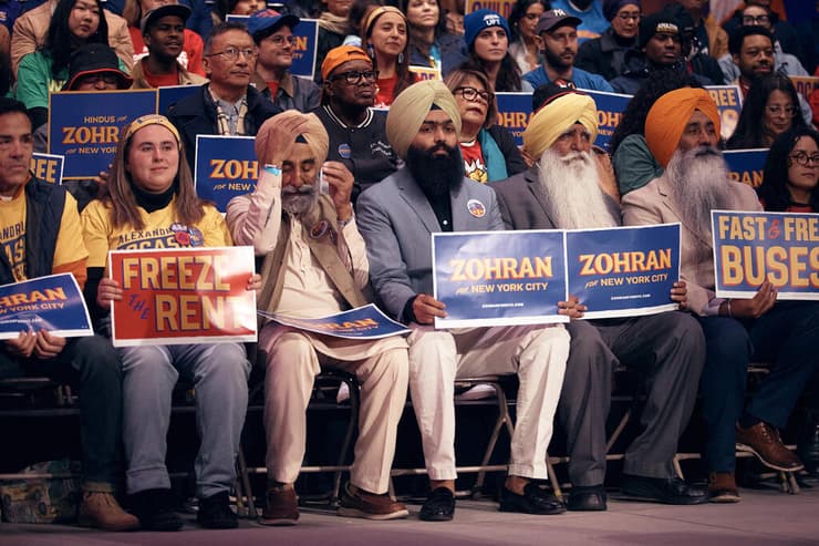 תומכי ממדאני על הבמה (צילום: ANDRES KUDACKI / GETTY IMAGES NORTH AMERICA / AFP) ארה"ב ניו יורק עצרת של זוהראן ממדאני בחירות ראשות העיר