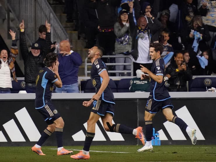 בריבו והחברים חוגגים (צילום: James Lang-Imagn Images) בריבו