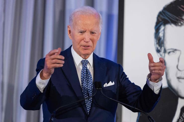 ביידן בנאומו בבוסטון. "נצא מזה חזקים יותר" (צילום: Scott Eisen / GETTY IMAGES NORTH AMERICA / AFP) נשיא ארה"ב לשעבר ג'ו ביידן נאום בוסטון