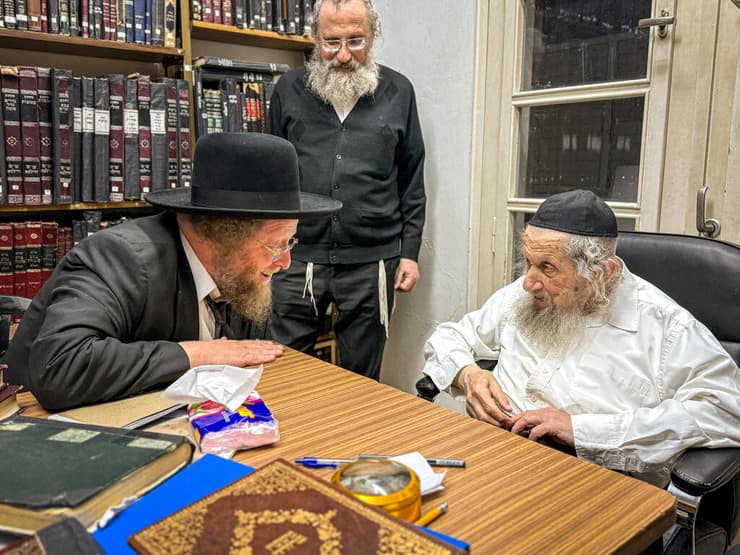 הרב סורוצקין (משמאל) נפגש עם הרב דוב לנדו (צילום: דניאל נפוסי ודוד מנדלסון) הרב שלום בער סורוצקין (משמאל) נפגש עם הרב דוב לנדו