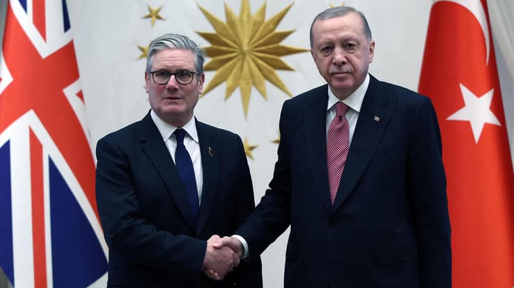 ארדואן וסטרמר (צילום: Handout / TURKISH PRESIDENTIAL PRESS SERVICE / AFP) קיר סטרמר ורג'פ טאיפ ארדואן