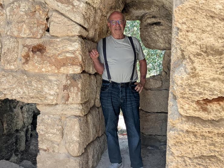 ד"ר עמי נדיר בחורבת מבצר ראש מיה, השוכן על ראש גבעה בשכונת רוממה הישנה בחיפה (צילום: שחר נדיר) ד"ר עמי נדיר בחורבת מבצר ראש מיה, השוכן על ראש גבעה בשכונת רוממה הישנה בחיפה