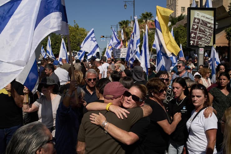 צילום: AP Photo/Leo Correa הלווייתו של יוסי שרעבי ז"ל