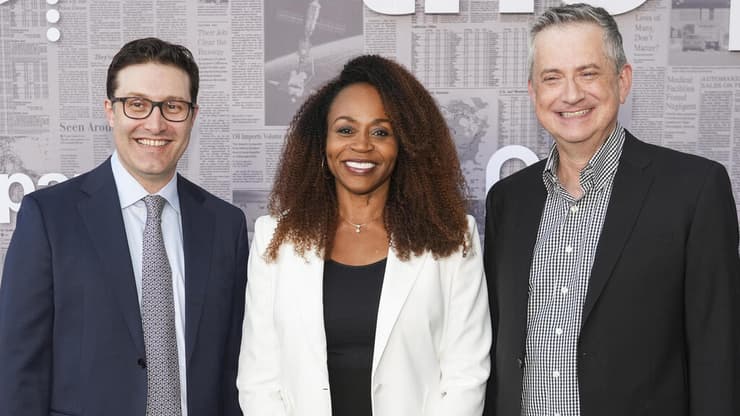 בפרימיירה של "העיתון", מימין לשמאל: גרג דניאלס, פירלנה איגבוקווה (יו"ר אולפני יוניברסל) ומייקל קומן 