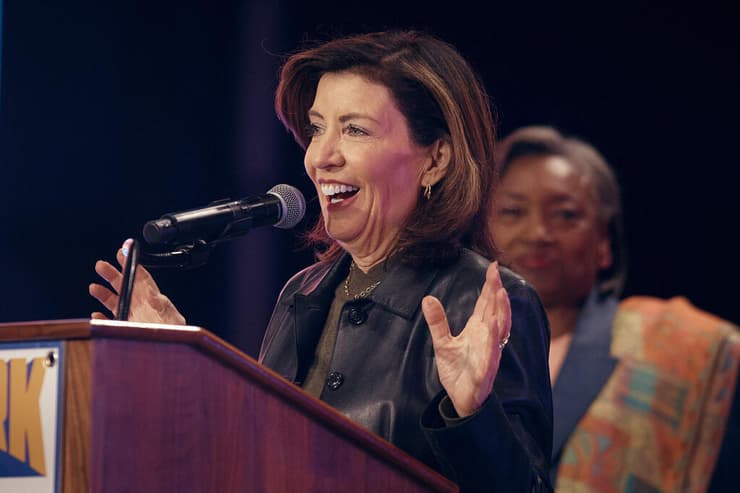 המושלת הוקול. "ממדאני נאלץ לעלות מוקדם" (צילום: ANDRES KUDACKI / GETTY IMAGES NORTH AMERICA / AFP) ארה"ב ניו יורק עצרת של זוהראן ממדאני בחירות ראשות העיר מושלת קאת'י הוקול