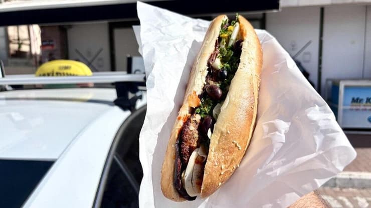 מריחים אותו מרחוק. "קסם של סביח" (צילום: קובי רובין) מריחים אותו מרחוק. ״קסם של סביח״