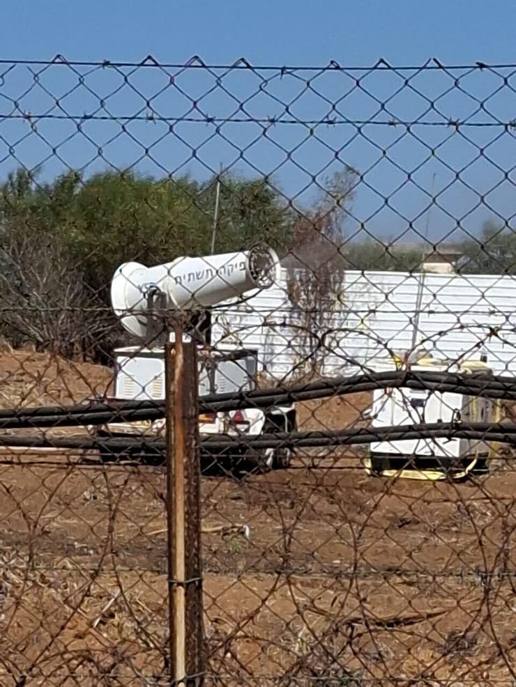 שימוש במערפל מים, אך במיקום שנמצא רחוק מהמיקום בו מבוצעות עבודות החישוף ברמת השרון (צילום: באדיבות קרן אשל) שימוש במערפל מים, אך במיקום שנמצא רחוק מהמיקום בו מבוצעות עבודות החישוף ברמת השרון