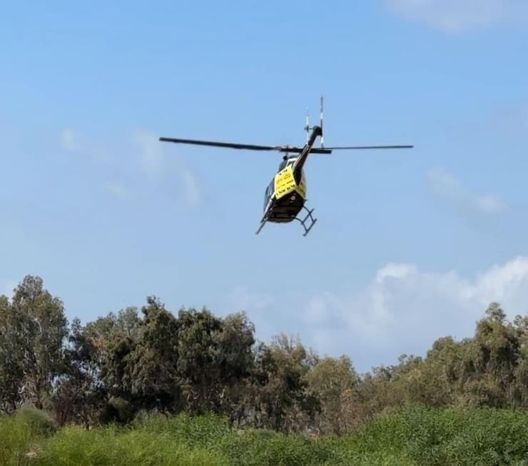 המסוק עם מסר החיזוק לאריאל שמאי, תלמיד הישיבה העריק שנעצר (צילום: דניאל נפוסי ודוד מנדלסון) המסוק עם מסר החיזוק לאריאל שמאי, תלמיד הישיבה העריק שנעצר