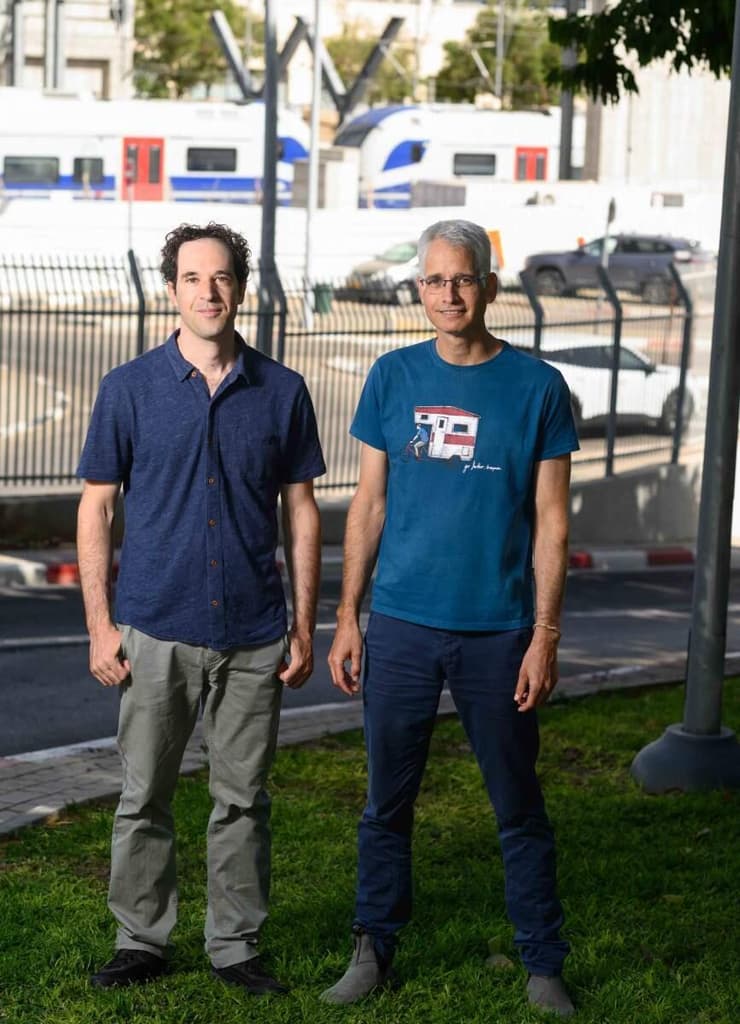 מימין: פרופ' רון מילוא וד"ר יובל רוזנברג (צילום: באדיבות מכון ויצמן למדע) מימין: פרופ' רון מילוא וד"ר יובל רוזנברג