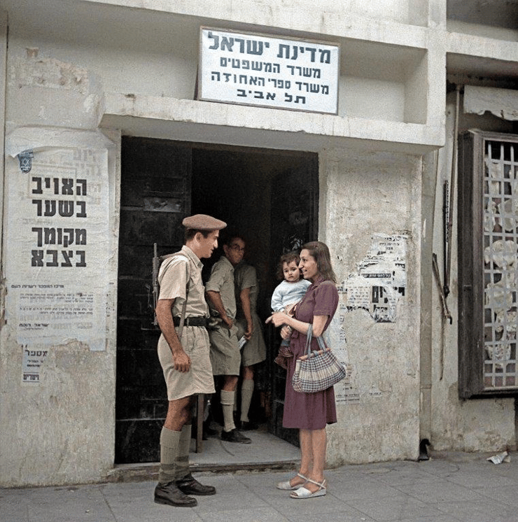 מחוץ למשרד המשפטים, 1948 (צילום: זלוטן קלוגר, ארכיון הצילומים של קק"ל. צביעה: תמר הירדני) מחוץ למשרד המשפטים