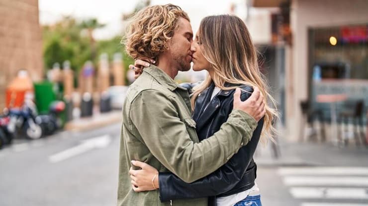 כך נראית "פריצות מוסרית" (צילום: shutterstock) נשיקה ברחוב