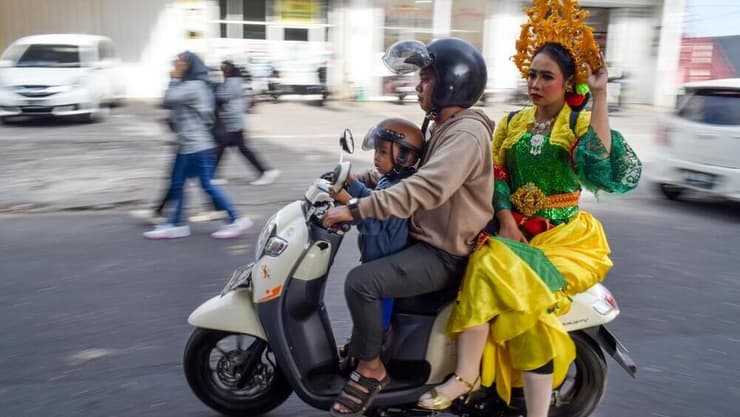 כך תעשי זאת ''נכון''. רכיבה על אופנוע במחוז אצ'ה, אינדונזיה (צילום: syamhari photography / Shutterstock.com) רכיבה על אופנוע במחוז אצ'ה, אינדונזיה