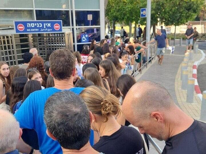משתתפים בעצרת למען השבת החטופים מחכים לרכבת משתתפים בעצרת למען השבת החטופים מחכים לרכבת