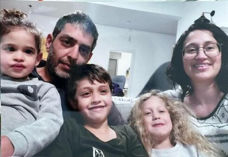 סמדר ורועי עידן ז"ל, עם הילדים מיכאל, עמליה ואביגיל (צילום: מהאלבום המשפחתי) סמדר ורועי עידן ז"ל, עם הילדים מיכאל, עמליה ואביגיל