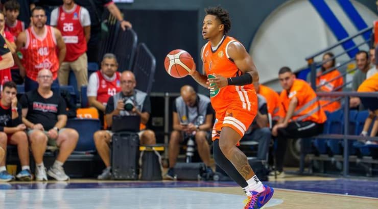 קווה גרנט עם הכדור