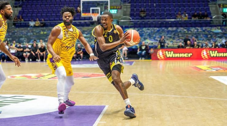 סמאג'ה כריסטון חודר לסל (רועי כפיר) סמאג'ה כריסטון חודר לסל