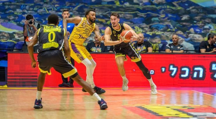 אור קורניליוס מחפש מסירה (רועי כפיר) אור קורניליוס מחפש מסירה