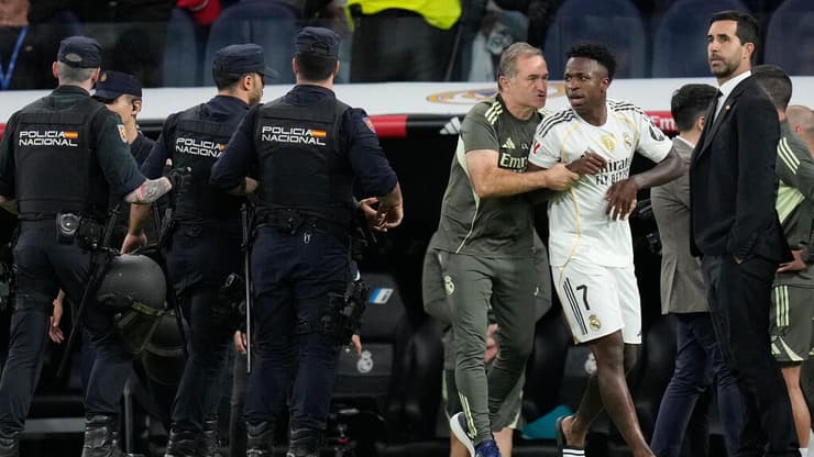 ויניסיוס עצבני, לאחר החילוף (צילום: AP Photo/Bernat Armangue) ויניסיוס ג'וניור