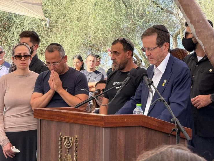 "סליחה יוסי". הנשיא הרצוג, לצד אלי ושרון שרעבי (צילום: דוברות בית הנשיא) נשיא המדינה יחד עם אלי ושרון שרעבי בהלוויתו של יוסי ז"ל