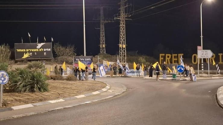 תושבי אשכול ממתינים לארון החלל החטוף בצומת נחל עוז תושבי אשכול מתכנסים בצומת נחל עוז כדי ללוות את השיירה הנושאת את ארונו של החלל החטוף