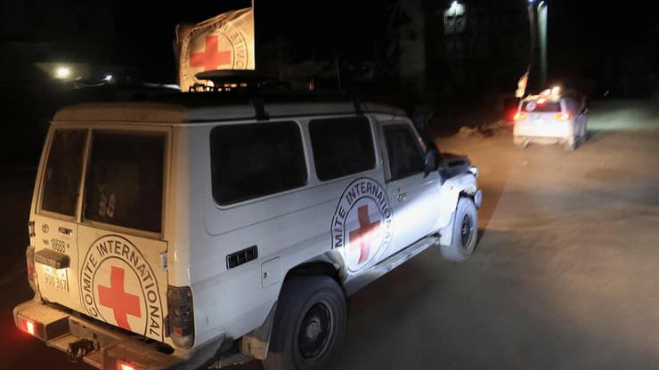 רכב הצלב האדום בעזה, אמש (צילום: REUTERS/Dawoud Abu Alkas) הצלב האדום מתהליך מסירת החטוף החלל
