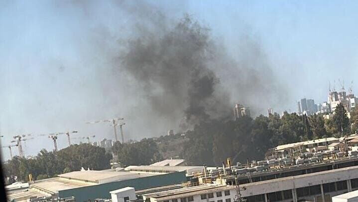 עשן העולה היום מהבסיס הצבאי